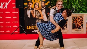 AMSTERDAM pozdravili s swing plesom, glasbo in pijačo
